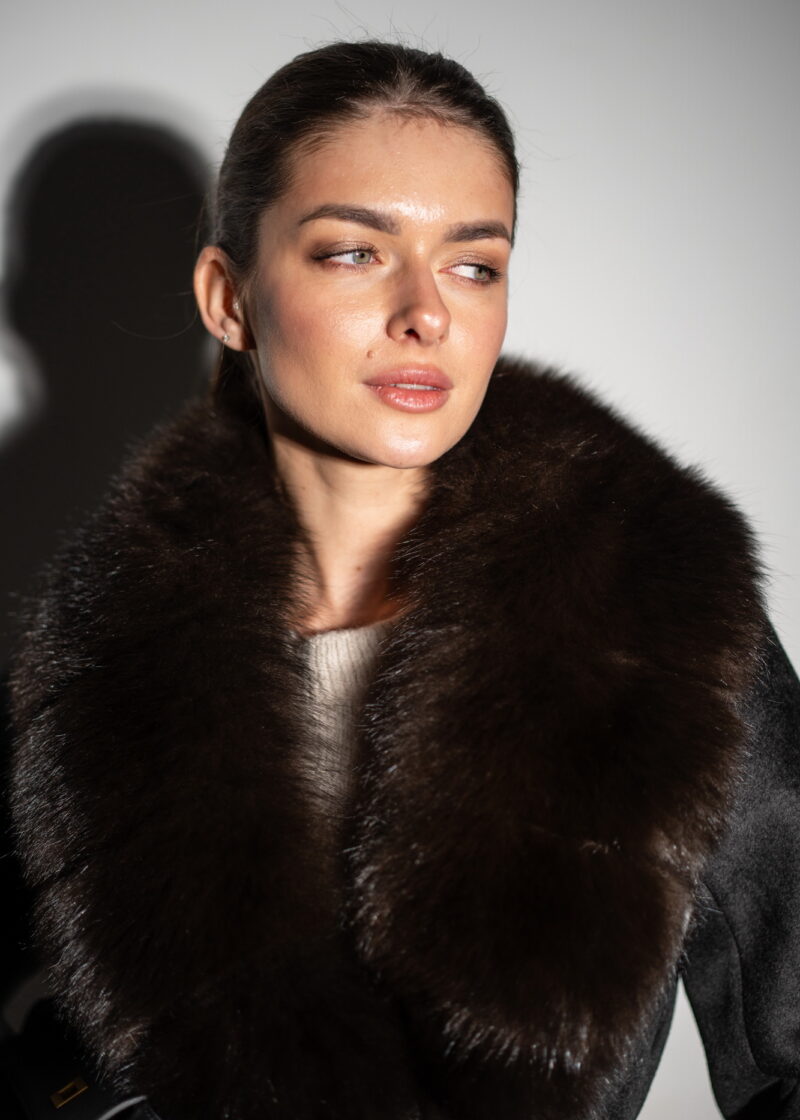 Пальто в чорному кольорі,комір з натурального хутра куниці