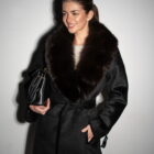 Пальто в чорному кольорі,комір з натурального хутра куниці 13