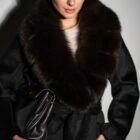 Пальто в чорному кольорі,комір з натурального хутра куниці 4