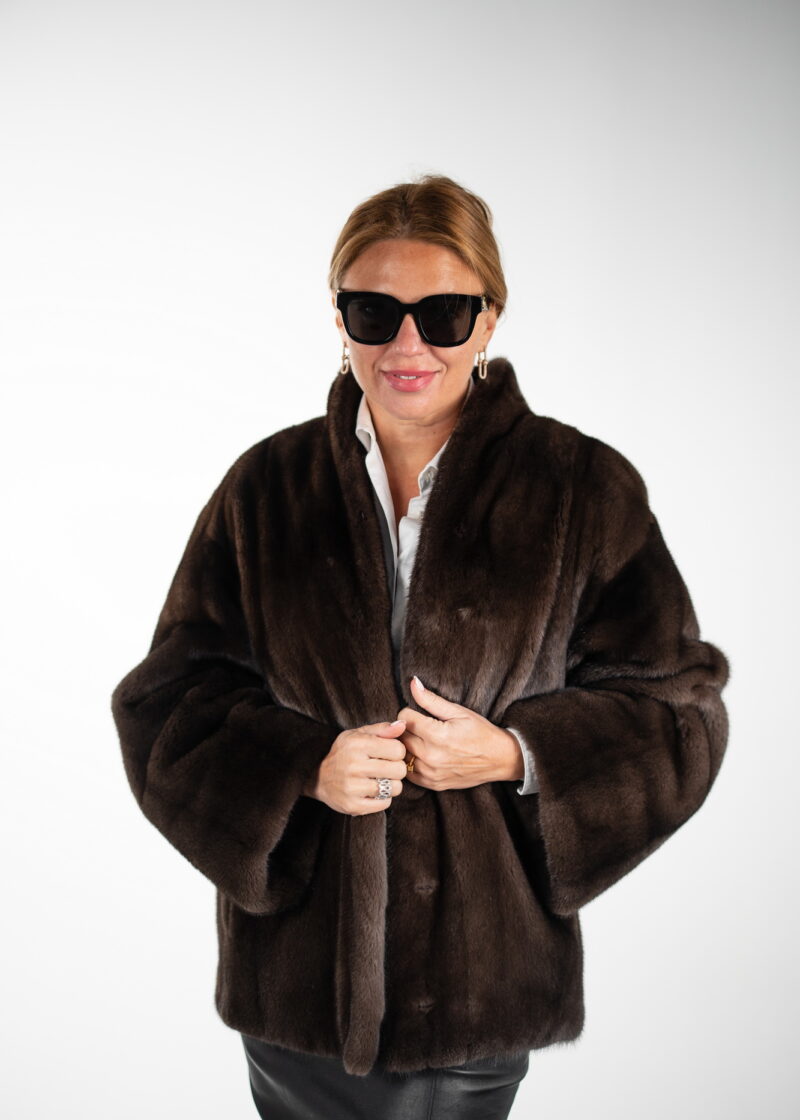 Шуба з натурального хутра норки в коричневому кольорі