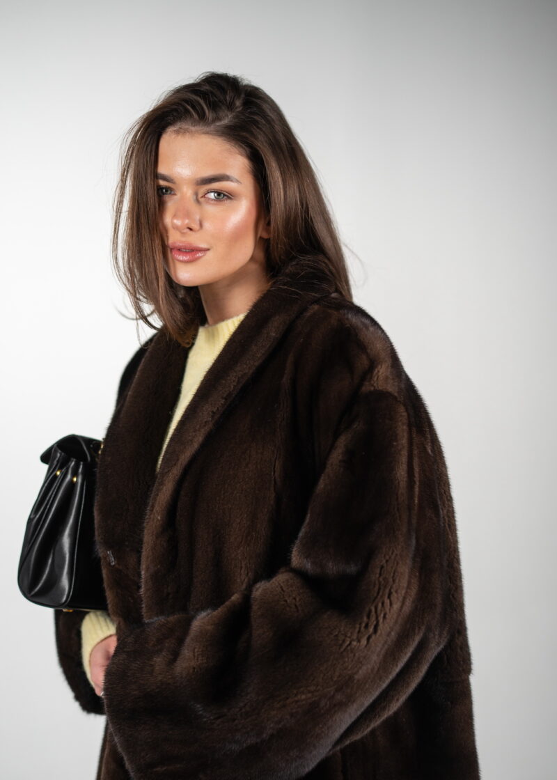 Шуба з натурального хутра норки в коричневому кольорі