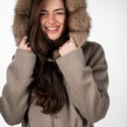 Пальто з кашеміру в бежевому кольорі, капюшон оздоблений натуральним хутром із соболя 2