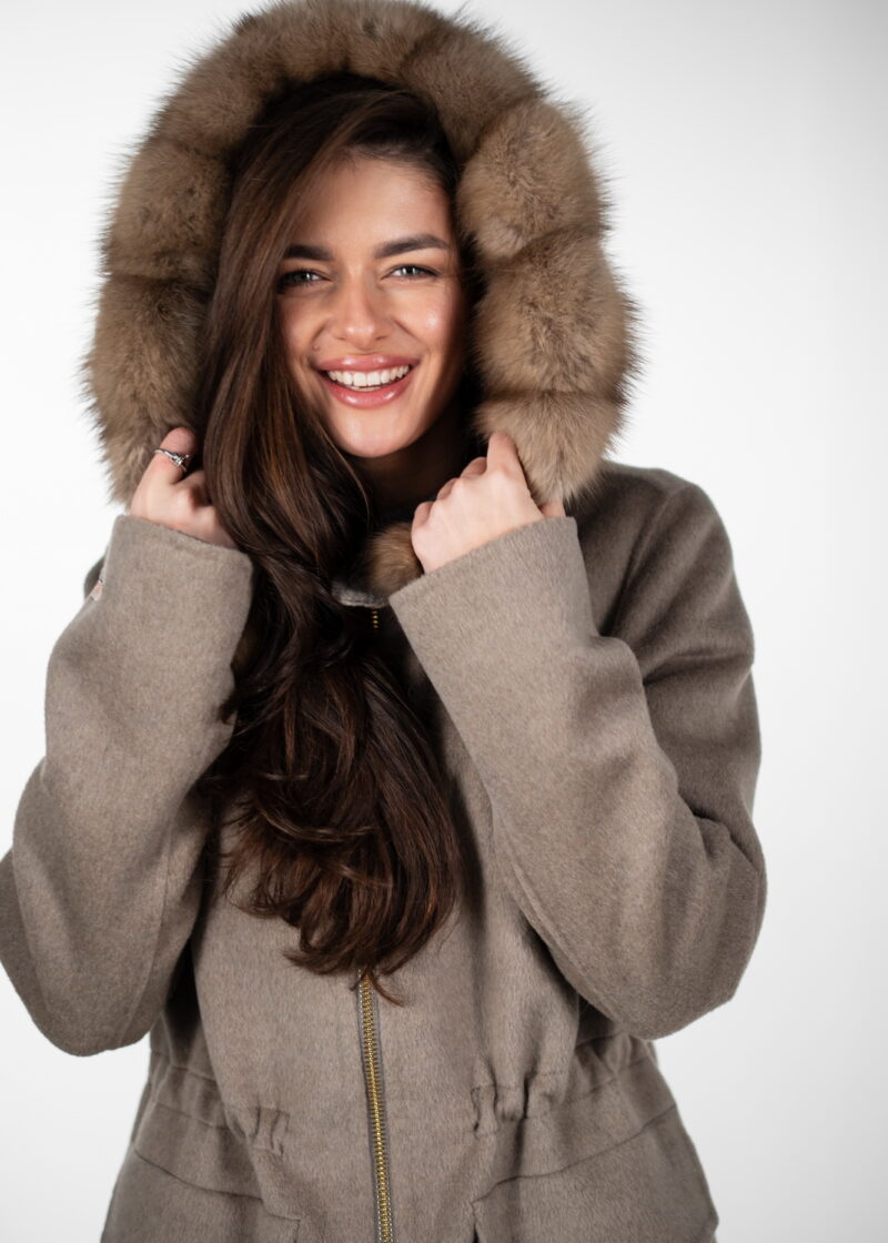 Пальто з кашеміру в бежевому кольорі, капюшон оздоблений натуральним хутром із соболя