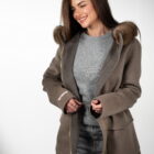 Пальто з кашеміру в бежевому кольорі, капюшон оздоблений натуральним хутром із соболя 14