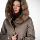 Пальто з кашеміру в бежевому кольорі, капюшон оздоблений натуральним хутром із соболя 6