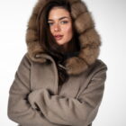 Пальто з кашеміру в бежевому кольорі, капюшон оздоблений натуральним хутром із соболя 5