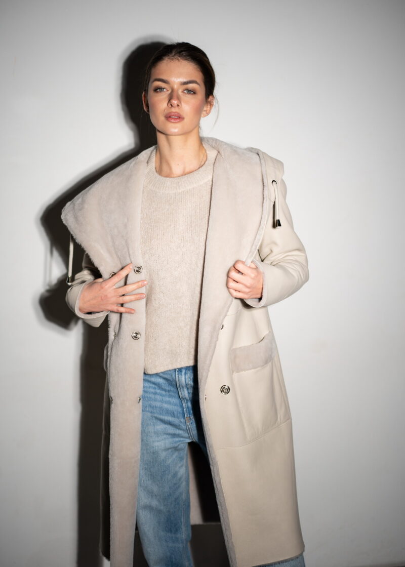 Дублянка з натуральної шкіри в бежевому кольорі з капюшоном,двохстороння