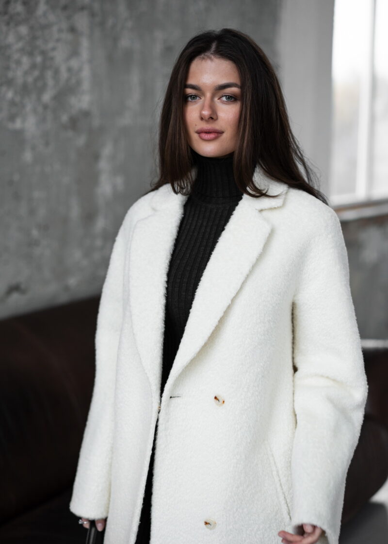 Пальто з альпаки в молочному кольорі