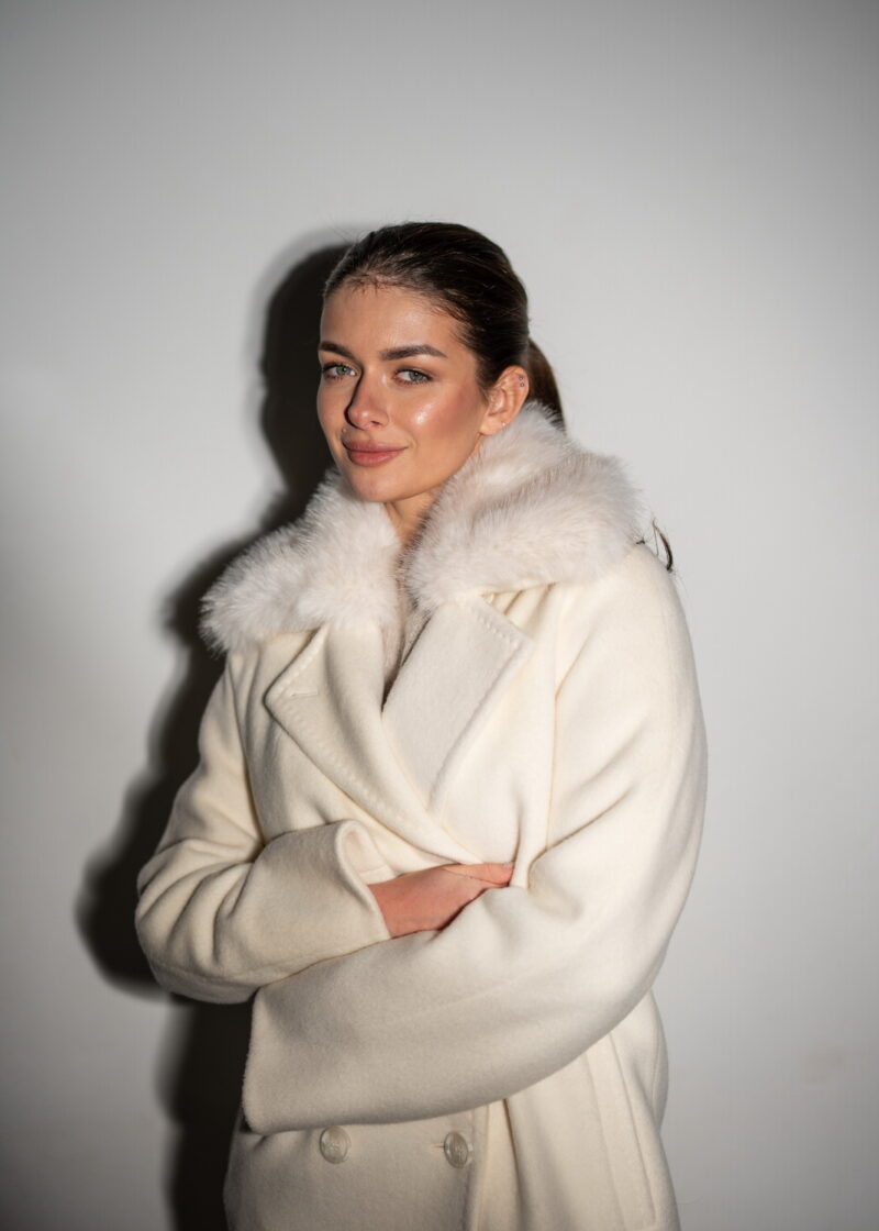 Пальто в білому кольорі,комір з штучного хутра