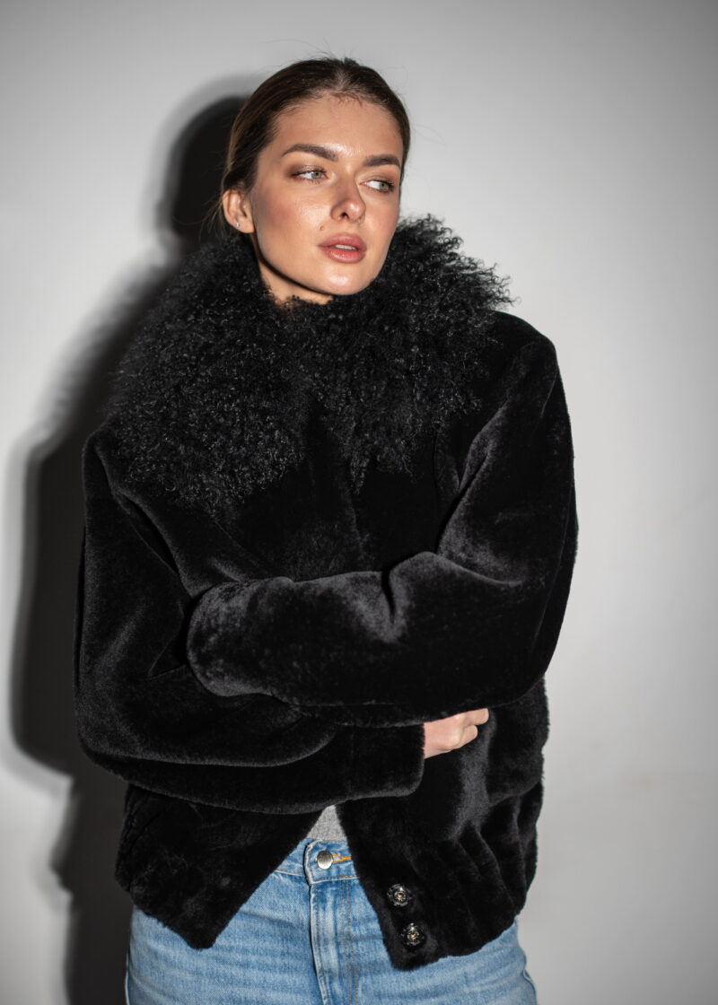 Дублянка з натуральної шкіри в чорному кольорі, комір з натурального хутра лами