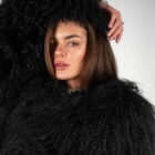 Шуба з хутра лами в чорному кольорі 2