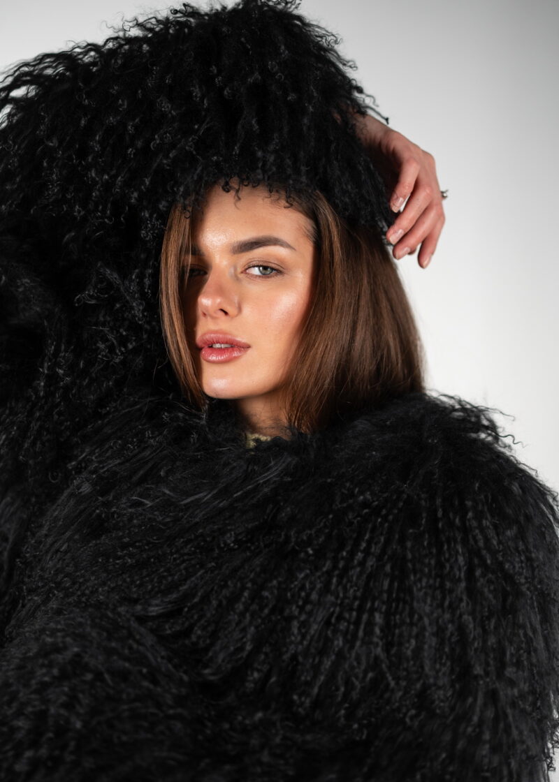 Шуба з хутра лами в чорному кольорі