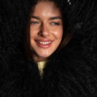 Шуба з хутра лами в чорному кольорі 4