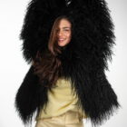 Шуба з хутра лами в чорному кольорі 8