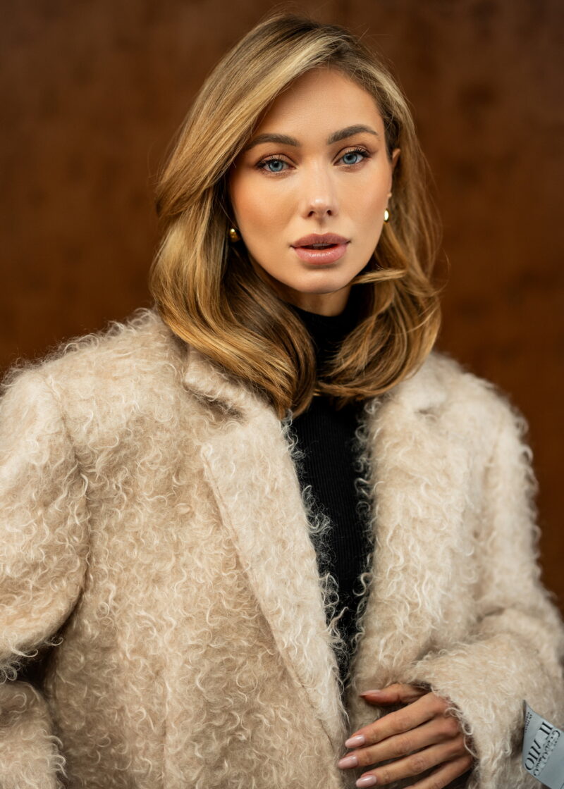 Пальто в бежево-рожевому кольорі