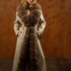 Пальто в бежевому кольорі з натуральним хутром песця 2