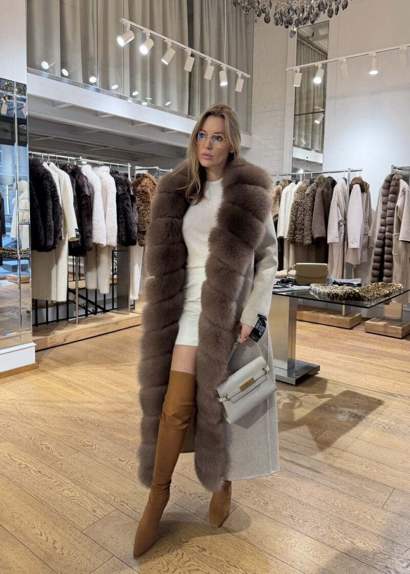 Пальто в бежевому кольорі з натуральним хутром песця
