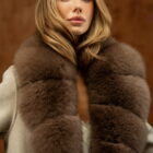 Пальто в бежевому кольорі з натуральним хутром песця 3