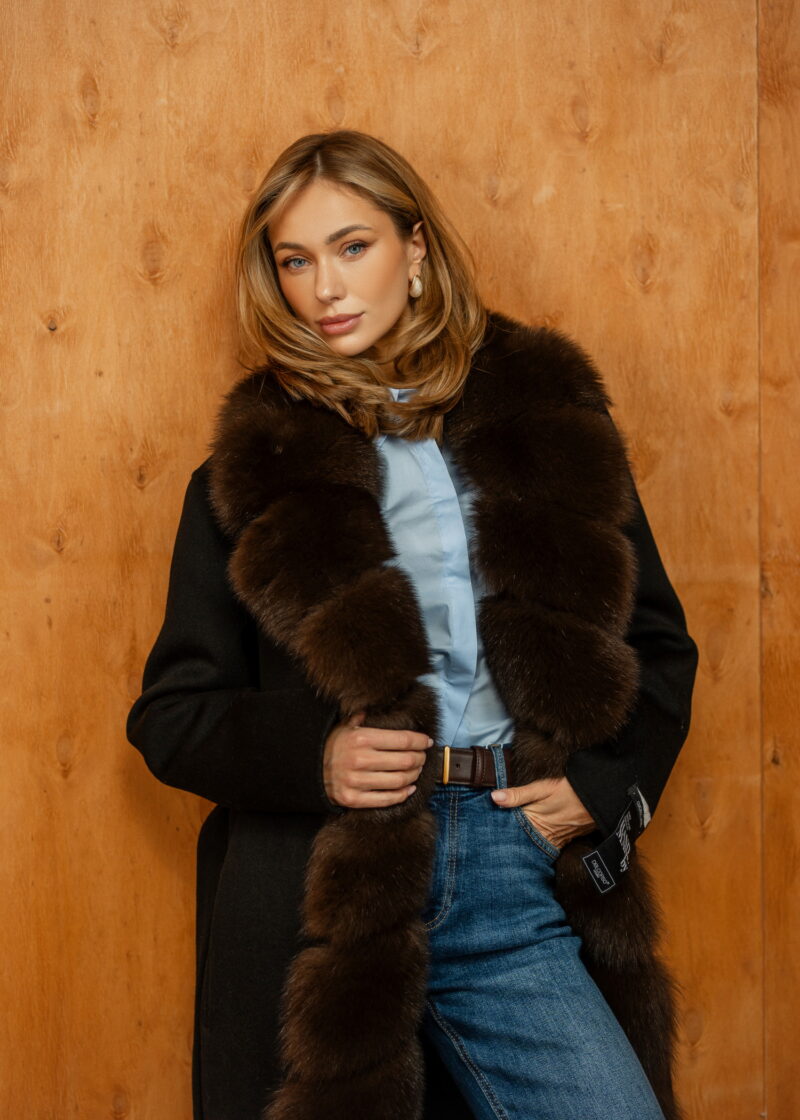 Пальто в чорному кольорі,оздоблення з натурального хутра куниці