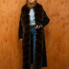 Пальто в чорному кольорі,оздоблення з натурального хутра куниці 3