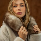 Дублянка з натуральної шкіри в бежевому кольорі,капюшон з натурального хутра куниці 2