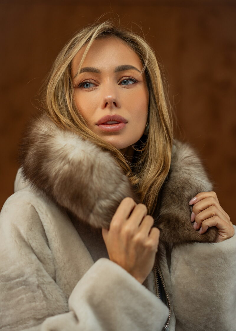 Дублянка з натуральної шкіри в бежевому кольорі,капюшон з натурального хутра куниці