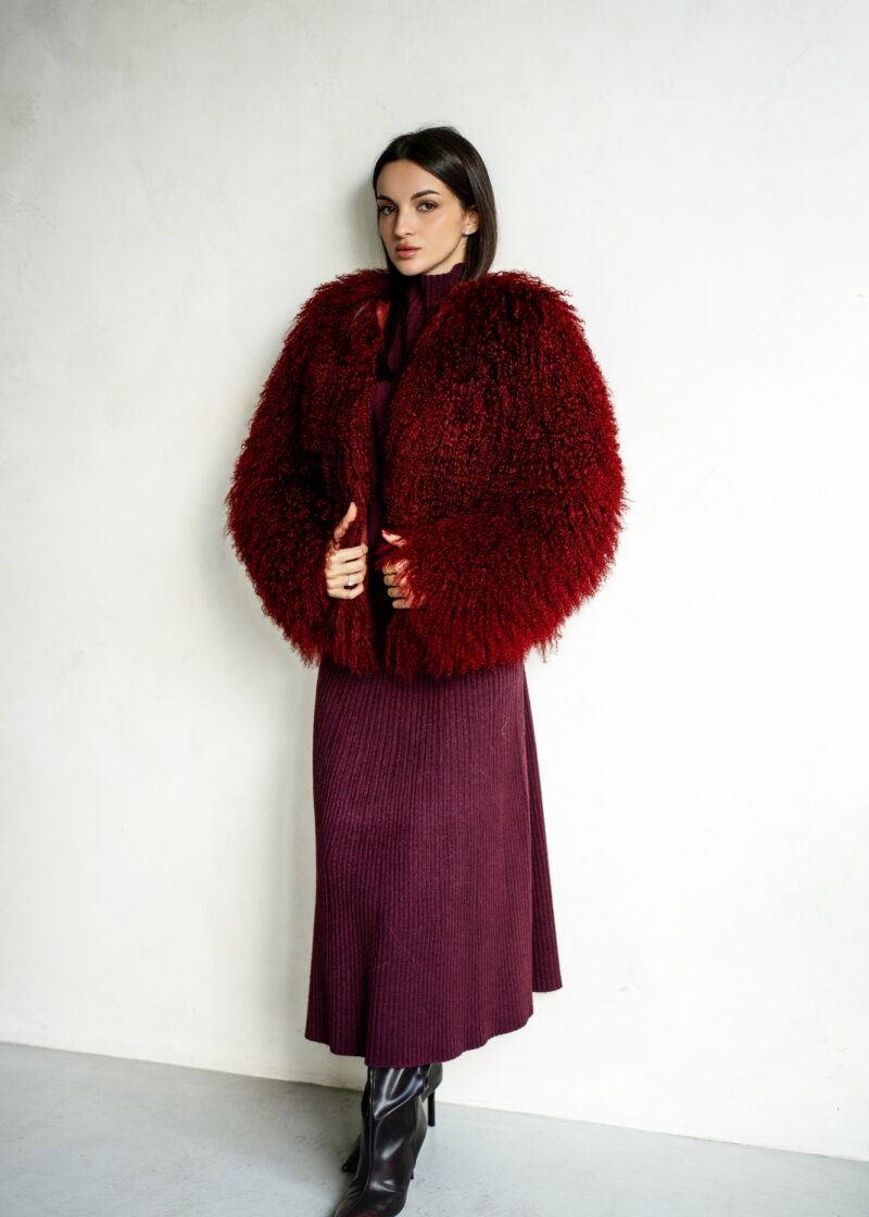 Шуба з натурального хутра лами в бордовому кольорі