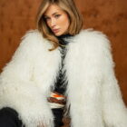 Шуба з натурального хутра лами в кремовому кольорі 3