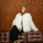 Шуба з натурального хутра лами в кремовому кольорі 4