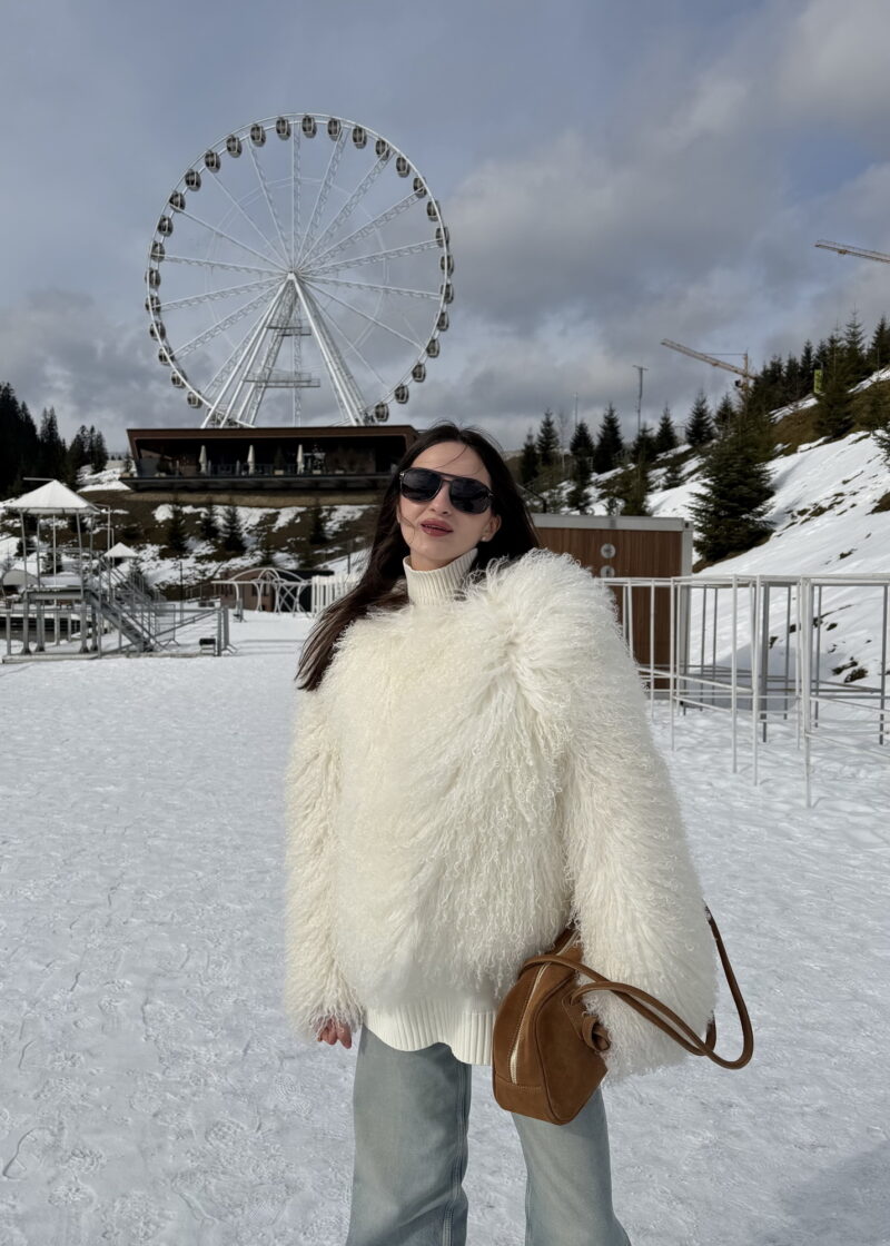 Шуба з хутра лами в білому кольорі