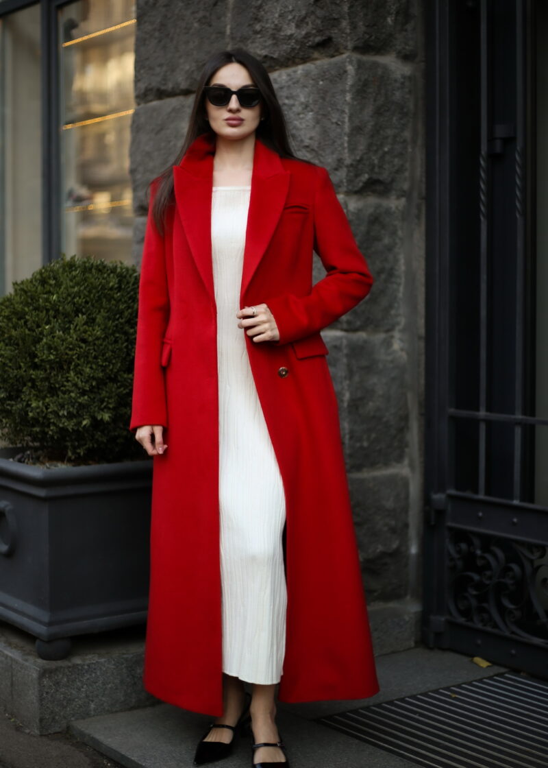 Пальто в червоному кольорі