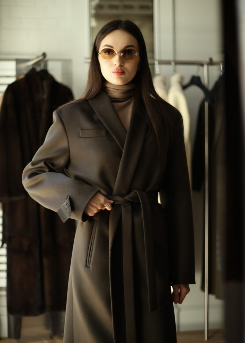 Пальто в темно-зеленому кольорі