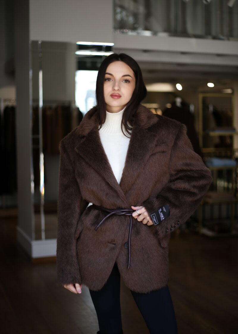 Пальто в коричневому кольорі