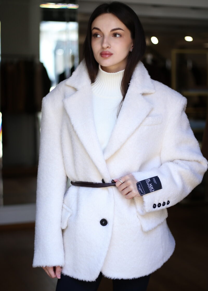 Пальто в білому кольорі