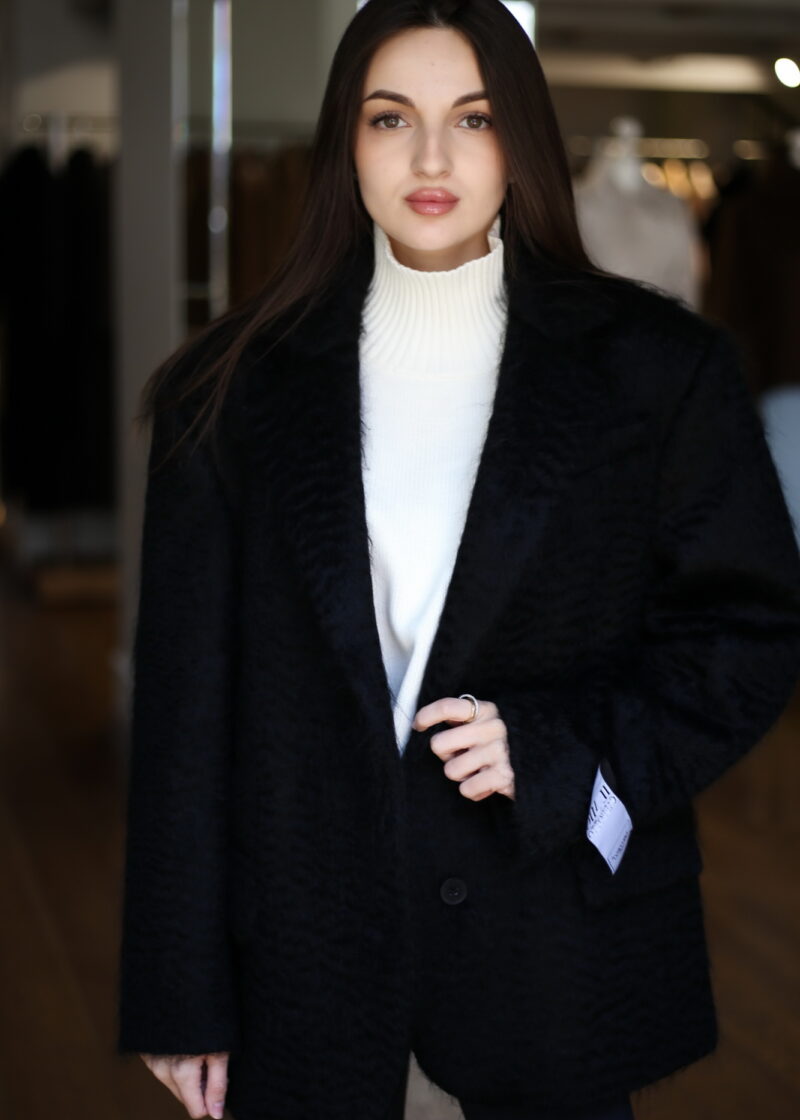 Пальто в чорному кольорі