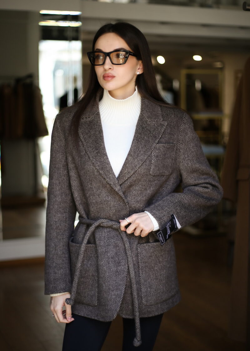 Пальто в коричневому кольорі