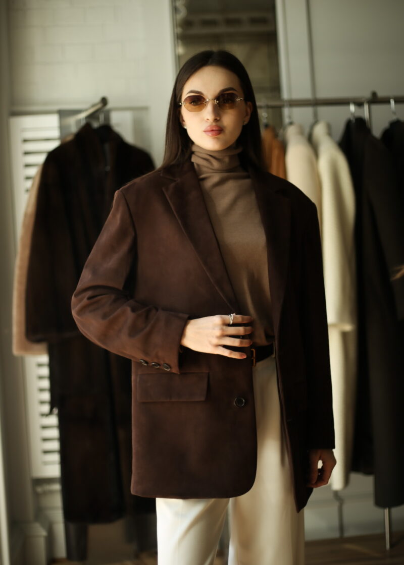 Піджак з натуральної шкіри замші в коричневому кольорі